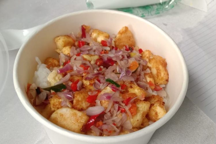 Di tangan tiga mahasiswa Universitas Muhammadiyah Purworejo (UMP), resep rice bowl yang unik lahir. Bahkan dari hasil kreasinya, tiga mahasiswa tersebut bisa meraup pundi-pundi cuan. Tiga mahasiswa kreatif tersebut yakni, Rashifah Suta Fauziyyah, Sefina Yunita dan Rani Puspita Sari. 