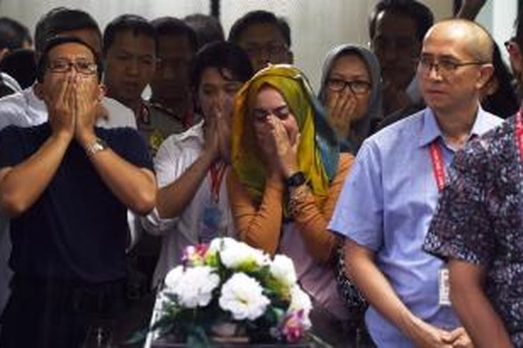 Tangis haru mengiringi penyerahan dan prosesi pemakaman Hayati Lutfiah Hamid, korban pertama kecelakaan AirAsia QZ8501 dari pihak AirAsia yang diwakili Presiden Direktur Indonesia AirAsia Sunu Widyatmoko (kanan depan) kepada pihak keluarga.