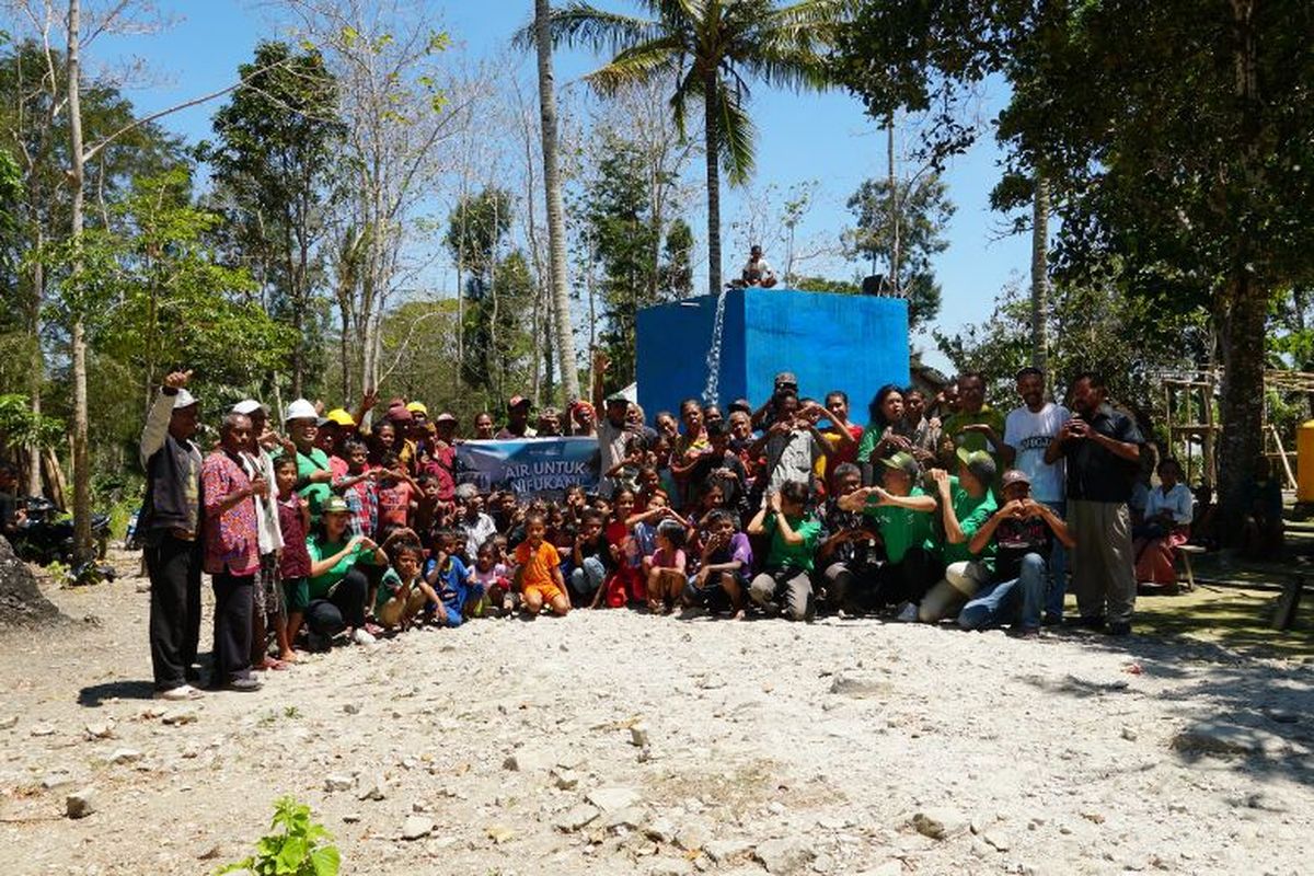 Gotong royong warga Desa Nifukani bersama Alfamart dan Solar Chapter akhirnya membuahkan hasil, air bersih kini mengalir hingga ke rumah-rumah penduduk. 