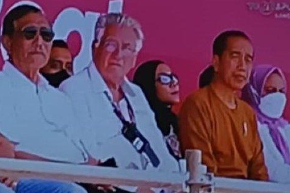 Presiden RI, Joko Widodo didampingi Menkomarves Luhut Binsar Panjaitan menyaksikan atraksi jet tempur TNI Angkatan Udara Tim Jupiter. 
