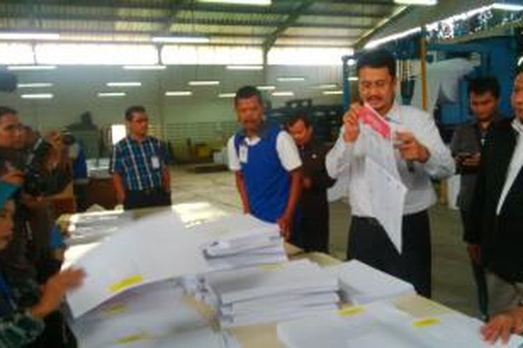 Tim KPU saat melakukan pengecekan ke percetakan surat suara di PT. Titian Ilmu, Ujungberung, Bandung, Jawa Barat, Senin, (10/2/2014).