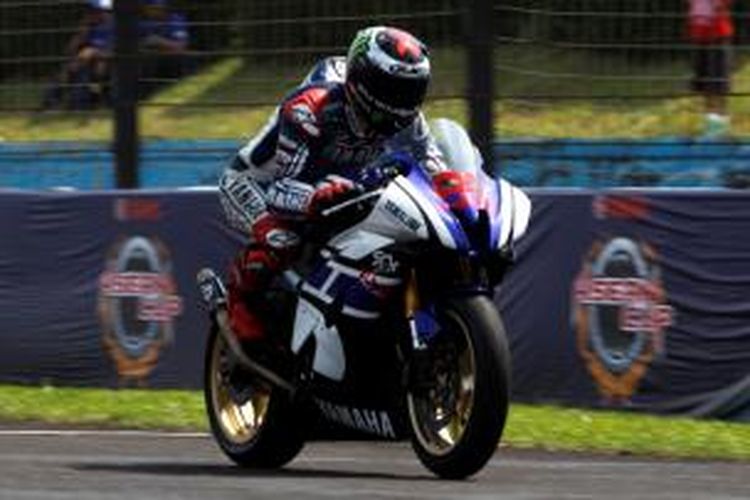 Pebalap Yamaha Factory Racing asal Spanyol, Jorge Lorenzo mengendarai Yamaha R6 pada acara Yamaha Asean Cup Race 2013, di Sentul International Circuit, Bogor, Jawa Barat, Minggu (1/12/2013). Yamaha R6 adalah salah satu dari empat motor baru yang diluncurkan Yamaha di Indonesia.