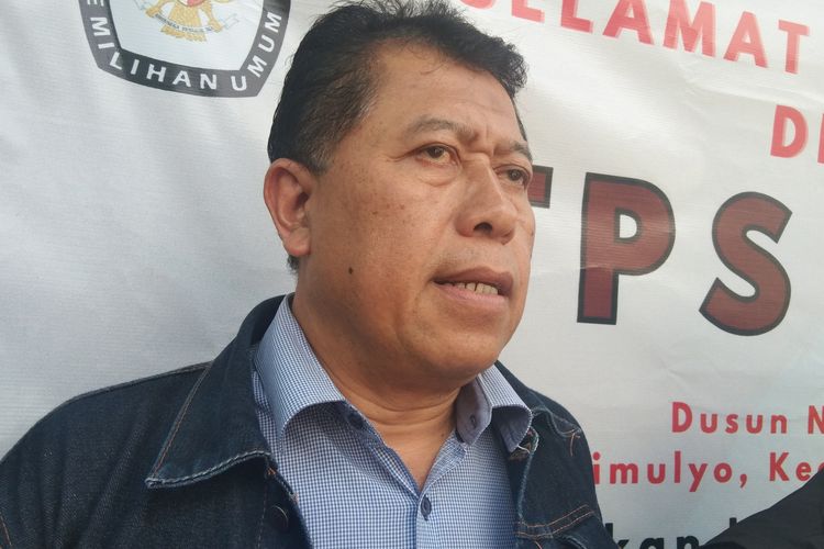 Komisioner KPU Jateng, Basmar Perianto Amron saat memberikan keterangan, Minggu (18/2/2024).