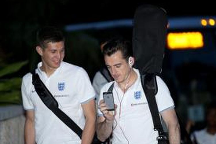 Dua pemain sepak bola tim nasional Inggris, John Stones (kiri) dan Leighton Baines, tiba di Mandarin Oriental Hotel, Miami, Florida, Minggu (1/6/2014).