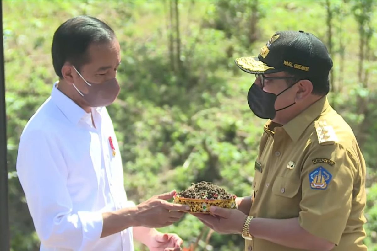 Wakil Gubernur Bali Tjokorda Oka Artha Ardhana Sukawati alias Cok Ace saat menyerahkan tanah ke Presiden Joko Widodo di lokasi IKN. 