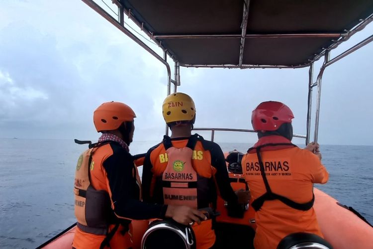 Tim SAR gabungan melakukan pencarian terhadap Samil, bocah 17 tahun yang melompat dari atas kapal ke laut lepas di perairan Sumenep, Jumat (2/2/2024).