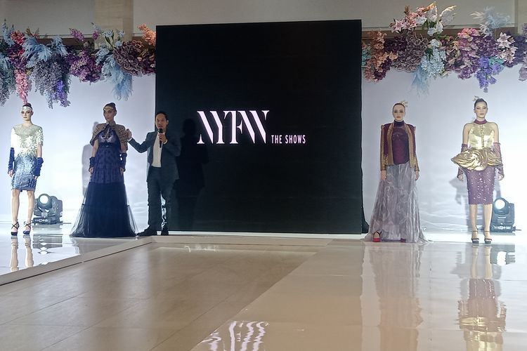 Hengki Kawilarang bawa koleksi yang terinspirasi dari Kerajaan Sriwijaya ke panggung New York Fashion Week (NYFW) 2023.