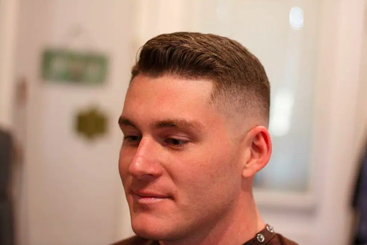 Ilustrasi gaya rambut pria military haircuts