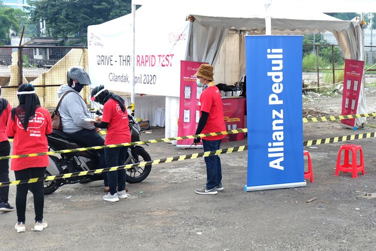 Proses cek identitas sebelum rapid test. Gambar diambil Senin (20/4/2020).