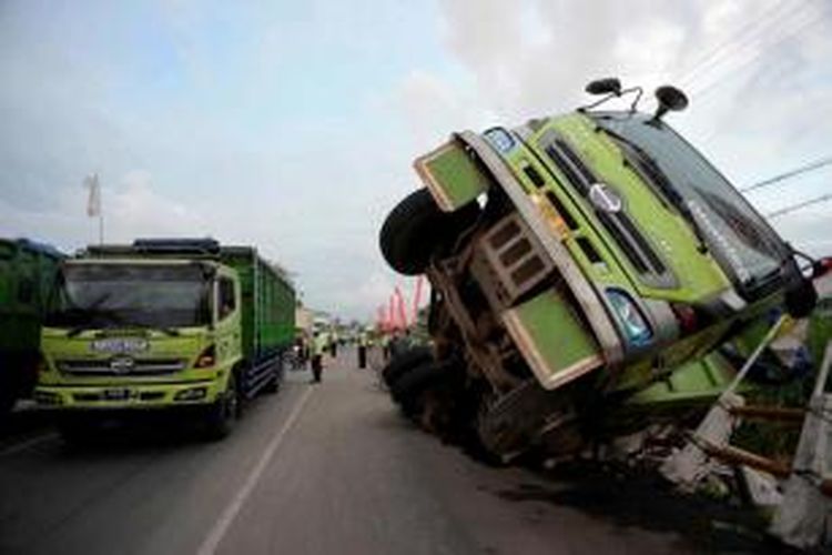 Truk bermuatan pasir silika dengan bobot 30 ton dengan nomor polisi L 9336 UX terperosok di jembatan di Desa Sokokulon, Margorejo, Pati, Jateng, Kamis (25/7/2013). Kecelakaan itu sempat menyebabkan kemacetan arus lalu lintas di jalur Pati-Rembang.