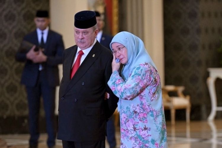Ratu Malaysia Tunku Azizah Aminah Maimunah Iskandariah (kanan), memeluk saudara laki-lakinya Sultan Ibrahim Iskandar dari Johor usai pemilihan raja Malaysia berikutnya di Istana Nasional di Kuala Lumpur, Jumat, 27 Oktober 2023.