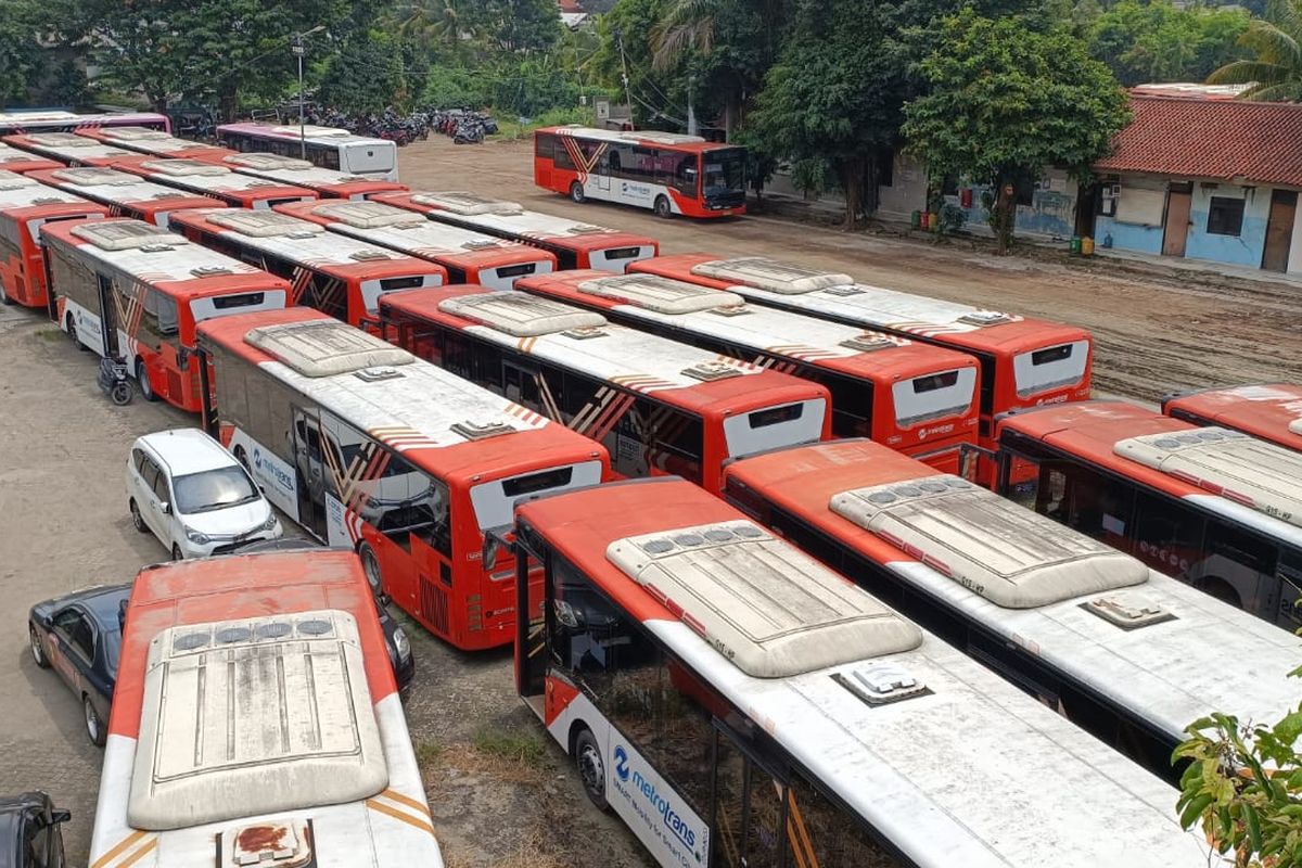 Puluhan bus yang tampak terparkir di area Terminal Pinang Ranti, Jakarta Timur, Jumat (16/12/2022). Bus pabrikan Scania itu tampak tak beroperasi dan dibiarkan terparkir di sana.