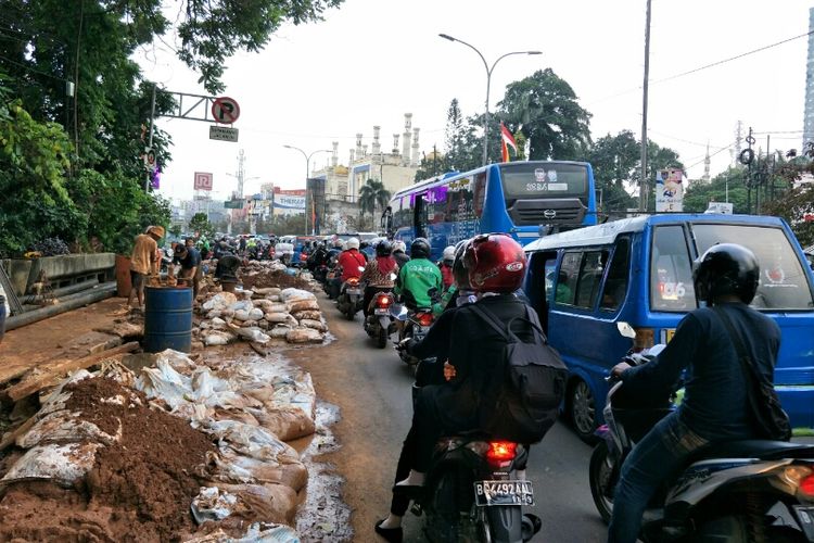 Kemacetan lalu lintas di Jalan Margonda, Depok, Kamis (4/4/2019). Di sisi kiri jalan tampak tumpukan tanah galian. PDAM Tirta Jaya sedang melakukan pemasangan pipa di jalur itu.