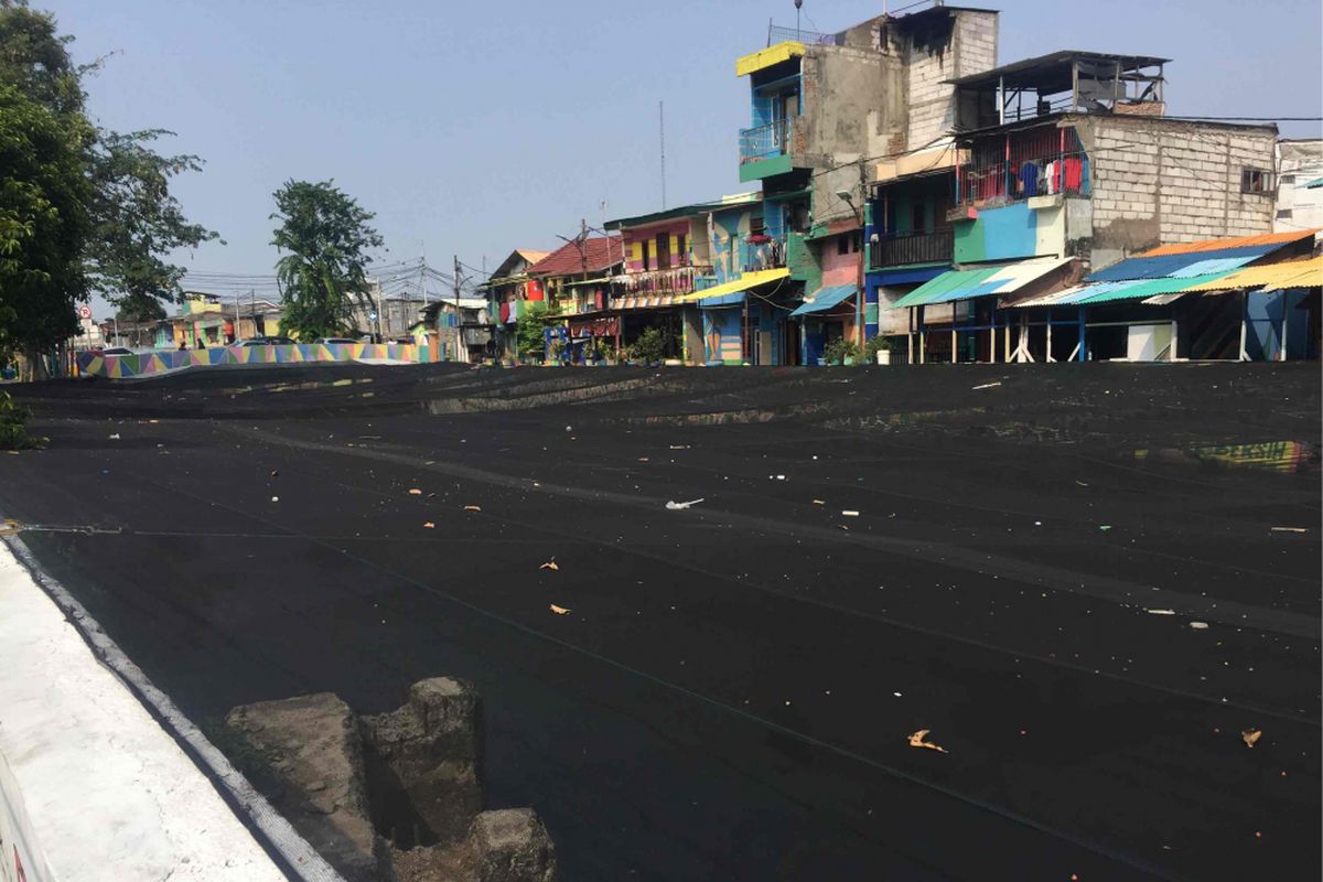 Pemprov DKI Jakarta memperluas penutupan Kali Item menggunakan kain waring di Kemayoran, Jakarta Pusat, Senin (1/10/2018).