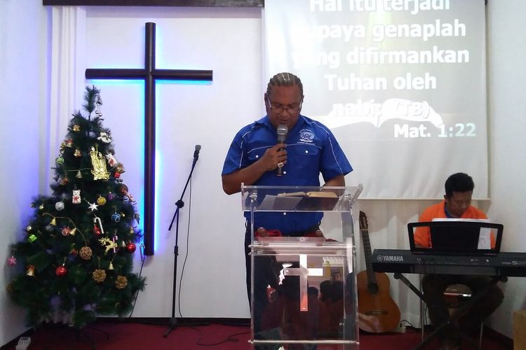 John Kei mengisi khutbah natal di Gereja Kasih Anugerah Lapas Permisan Pulau Nusakambangan, Cilacap, Jawa Tengah.