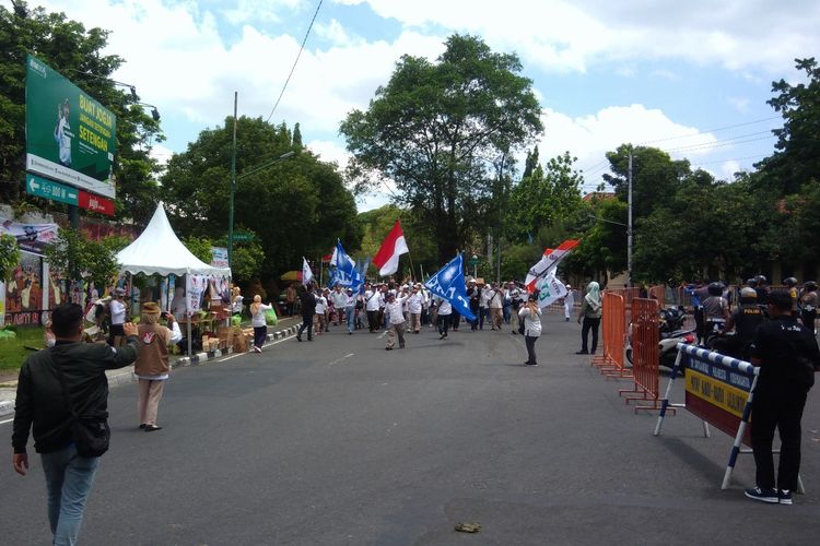 Emak-emak Membagikan Makanan Gratis kepada Peserta Kampanye Calon Presiden Nomor Urut 02 Prabowo Subianto di Sekitar Stadion Kridosono, Yogyakarta, Senin (8/4/2019)