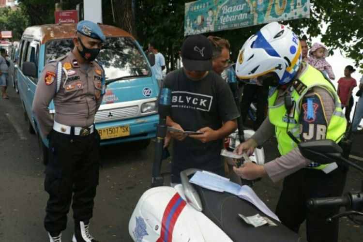 Pengendara yang melakukan pelanggaran lallu lintas ditilang petugas saat Operasi Patuh Samrat 2022 di Sulut.