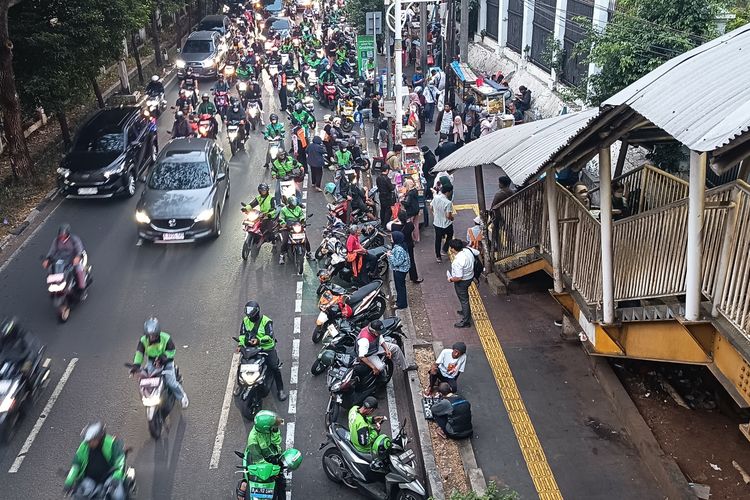 Senin Malam, Lalu Lintas Sekitar Stasiun Palmerah Macet, Ojol hingga Taksi Menumpuk