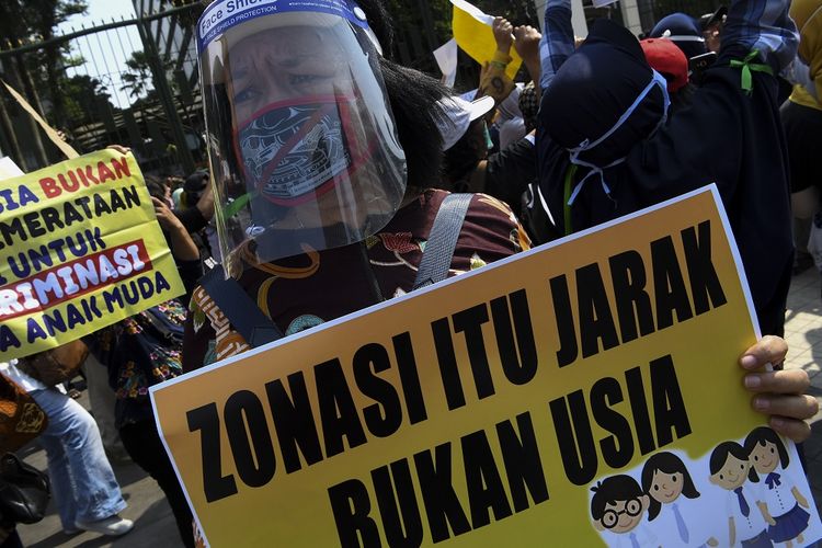 Sejumlah orang tua murid berunjuk rasa di depan kantor Kemendikbud, Jakarta, Senin (29/6/2020). Unjuk rasa yang diikuti ratusan orang tua murid tersebut menuntut penghapusan syarat usia dalam Penerimaan Peserta Didik Baru (PPDB) DKI Jakarta. ANTARA FOTO/Wahyu Putro A/wsj. 