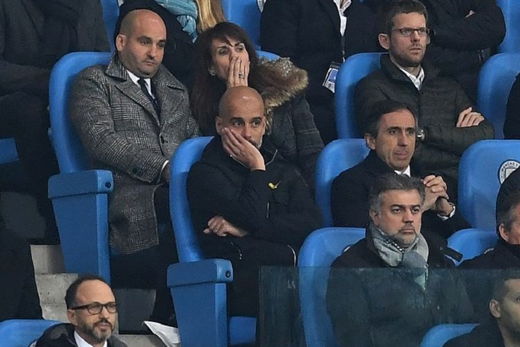 Manajer Manchester City, Pep Guardiola, menyaksikan tim kesayangannya bertanding melawan Liverpool dari tribune penonton Stadion Etihad, Selasa (10/4/2018). 