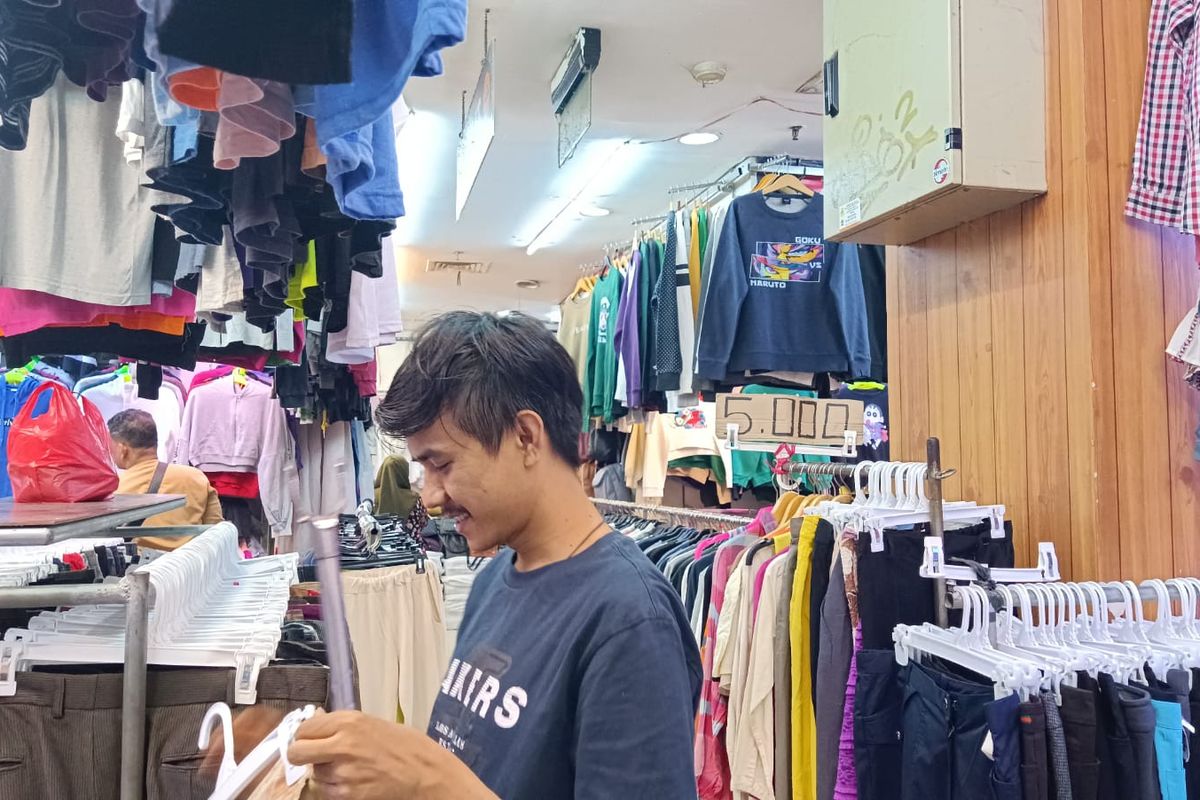 Pedagang Thrift Di Pasar Senen Tahu Ada Larangan Pemerintah Impor Baju Bekas 0516