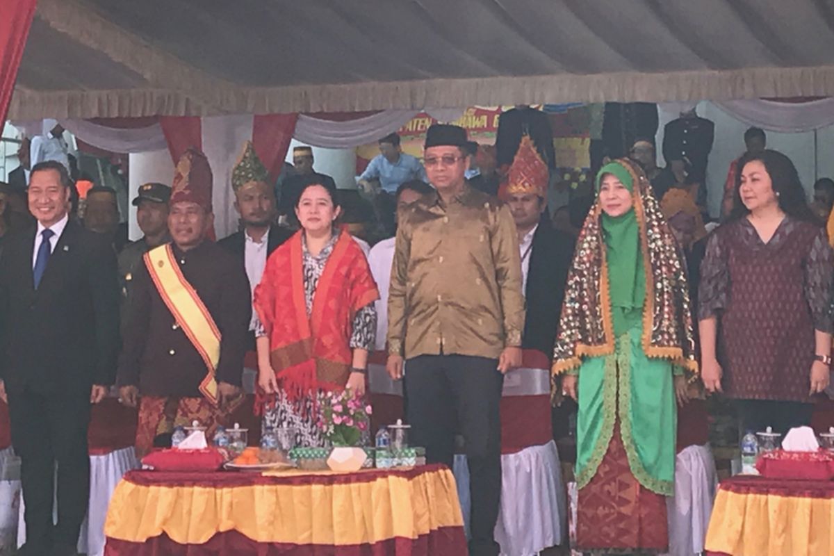 Menko PMK Puan Maharani (pakai selendang merah) menghadiri acara Hari Ulang Tahun (HUT) Kabupaten Sumbawa Barat (KSB), di Lapangan Kantor Pemerintah Daerah KSB, Taliwang, Nusa Tenggara Barat (NTB), Selasa (20/11/2018).