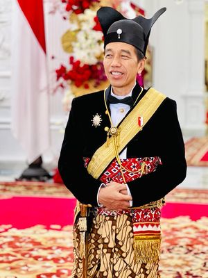 Presiden Joko Widodo mengenakan baju adat Ageman Songkok Singkepan Ageng saat menghadiri Upacara Peringatan Detik-detik Proklamasi Kemerdekaan Republik Indonesia, Kamis (17/8/2023).