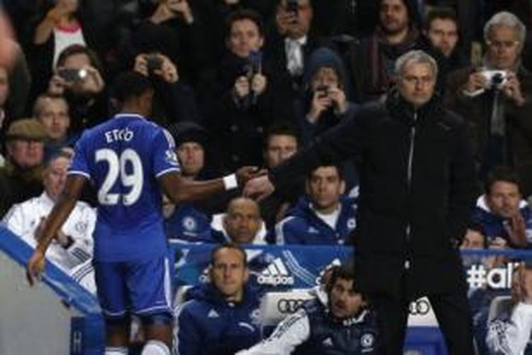 Striker Chelsea, Samuel Eto'o (kiri) dan Manajer Jose Mourinho.