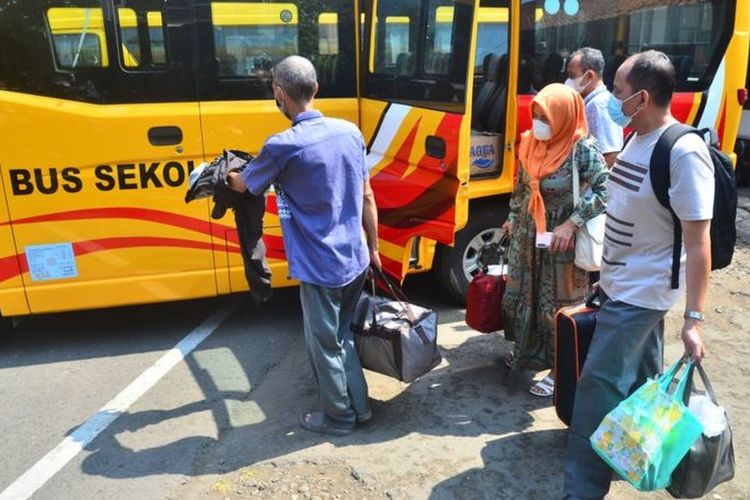 Lonjakan kasus Covid-19 juga terjadi di Kudus, Jawa Tengah. Foto ini perlihatkan 23 pasien Covid-19 di kota itu yang dipindahkan ke Boyolali untuk melakukan isolasi.