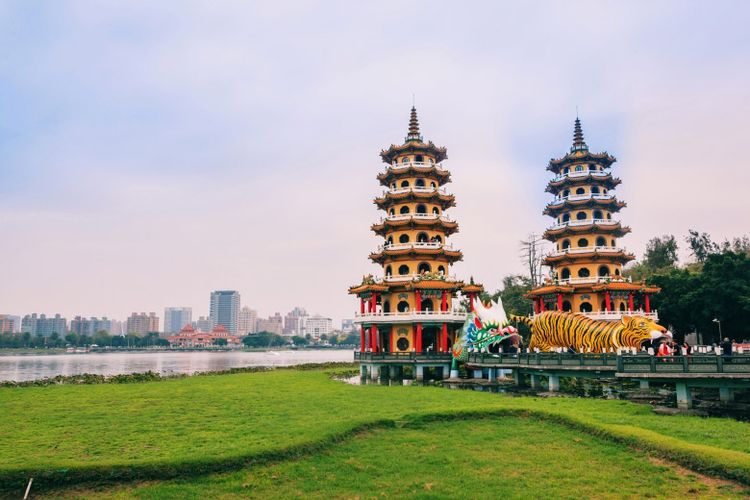 Nuansa magis ikon kota Kaohsiung, Dragon Tiger Pagoda yang menghadap Lotus Pond