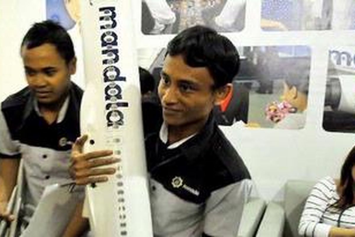 Calon penumpang maskapai penerbangan Mandala mendatangi kantor pusat PT Mandala Airlines di Tomang, Jakarta, untuk menukarkan tiket penerbangan yang telah mereka beli sebelumnya, Kamis (13/1/2011). Mandala menyatakan terpaksa memberhentikan sementara semua penerbangan mulai 13 Januari hingga waktu yang belum bisa ditentukan akibat kerugian bisnis.