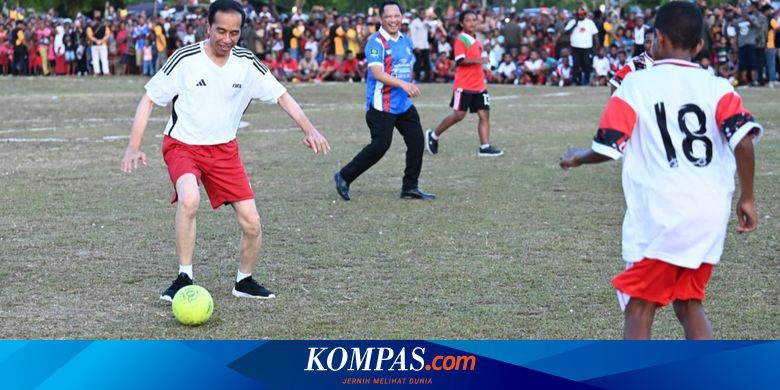 Main Bola dengan Anak-anak Papua, Jokowi: Lumayan Bisa Nge-Golkan Satu