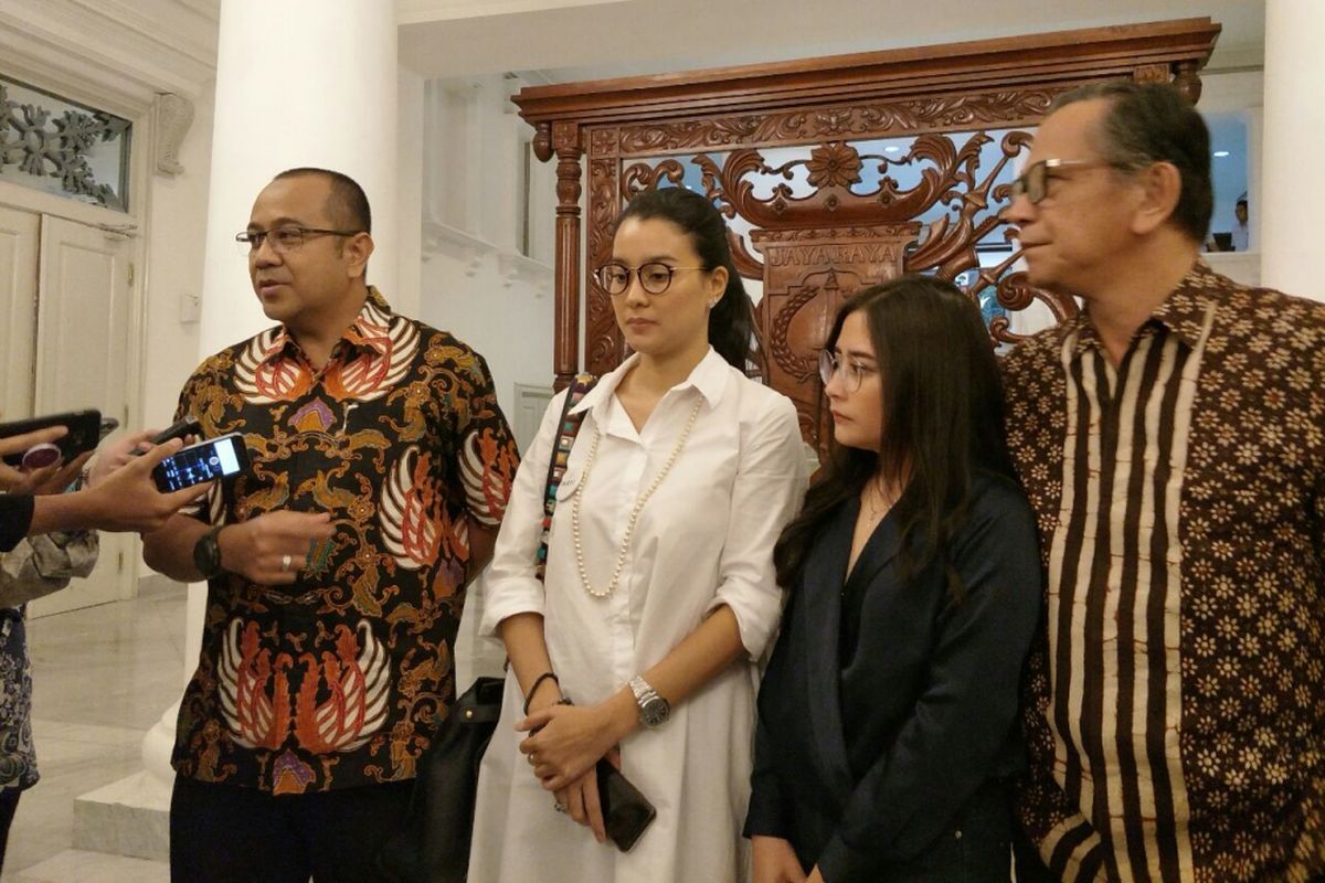 Ketua Parfi 56 Marcella Zaliantu, Prilly Latuconsina, Ray Sahetapi, dan Dirut PD Pasar Jaya Arief Nasrudin berbicara tentang bioskop rakyat di Balai Kota DKI Jakarta, Jumat (8/12/2017). 