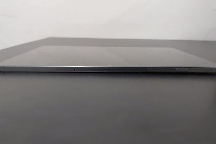 Bagian atas tablet Samsung Galaxy Tab S9 FE (dalam posisi horizontal) diramaikan oleh dua mikrofon, tombol volume, dan tombol daya (power) yang merangkap sebagai pemindai sidik jari (fingerprint).