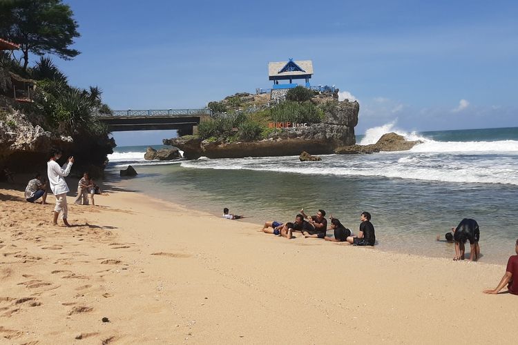 Pengunjung Memadati saat Uji coba pembukaan Wisata New Normal di Kawasan Pantai Kukup, Gunungkidul, Rabu (24/6/2020)