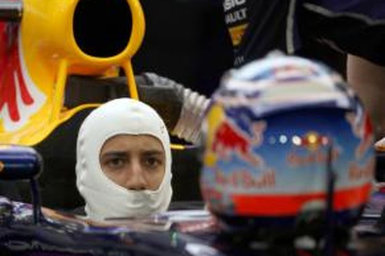 Pebalap Red Bull asal Australia, Daniel Ricciardo, menunggu di mobilnya pada sesi kualifikasi GP Bahrain di Sirkuit Internasional Bahrain, Sakhir, Sabtu (5/4/2014).