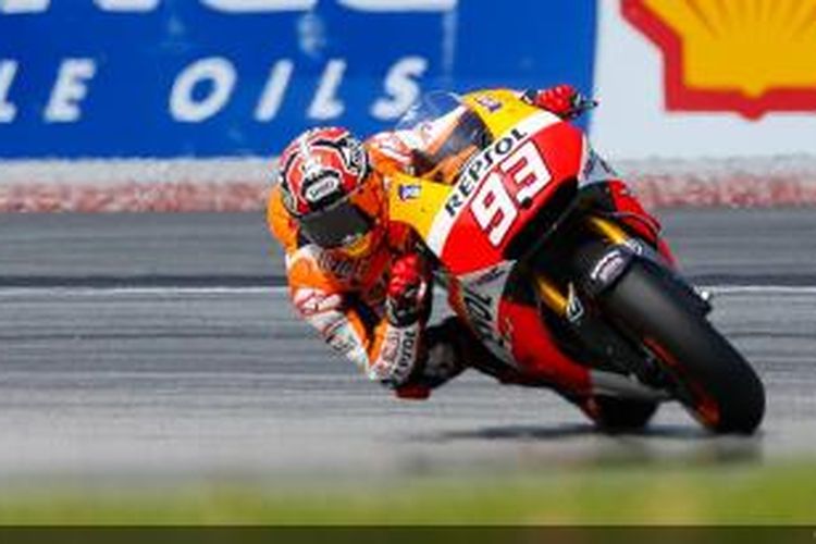 Pebalap Repsol Honda asal Spanyol, Marc Marquez, memacu motornya pada sesi kualifikasi GP Malaysia di Sirkuit Sepang, Sabtu (25/10/2014). 