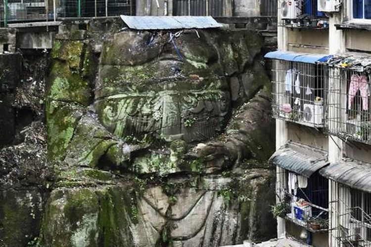 Patung Buddha tanpa kepala besar ditemukan di kompleks perumahan di Chongqing, China barat daya.