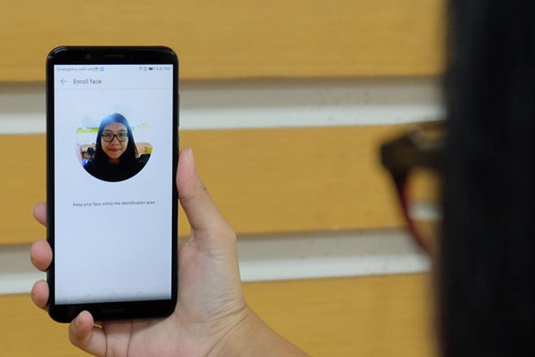Pengguna mendaftarkan wajah sebagai sandi untuk membuka layar. Fitur Face Unlock pada Huawei Nova 2 Lite bekerja dengan akurat dan cepat.