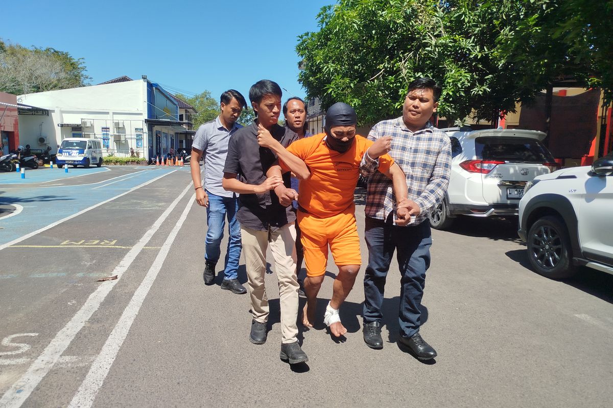 Polisi sedang membawa pelaku pembegalan, S (40), warga Desa Kranggan Barat, Kecamatan Tanah Merah di Mapolres Bangkalan, Selasa (29/4/2025). Ia harus dilumpukan dengan timah panas karena sempat melawan. 