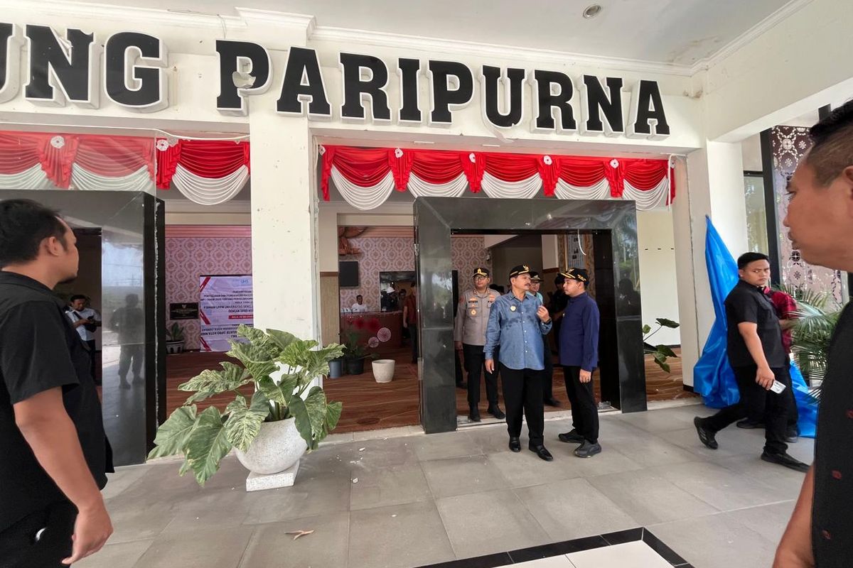 BUKA KEMBALI—Wali Kota Madiun, Maidi dan Wakil Wali Kota, F Bagus Panuntun bersama Forpimda mengecek kesiapan Kantor DPRD yang akan dibuka kembali setelah dirusak dan dijarah kelompok anarkis pada saat unjuk rasa, Senin (1/9/2025). 