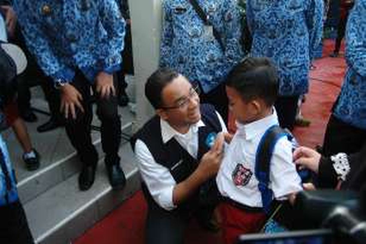 Menteri Pendidikan dan Kebudayaan Anies Baswedan, saat menyalami salah satu siswa SDN Polisi 1, Kota Bogor, Senin (18/7/2016). Mulai tahun ajaran baru 2016/2017, Kementerian Pendidikan dan Kebudayaan (Kemendikbud) menghapus Masa Orientasi Siswa (MOS) dengan Pengenalan Lingkungan Sekolah (PLS) sesuai dengan Permendikbud Nomor 18 Tahun 2016.