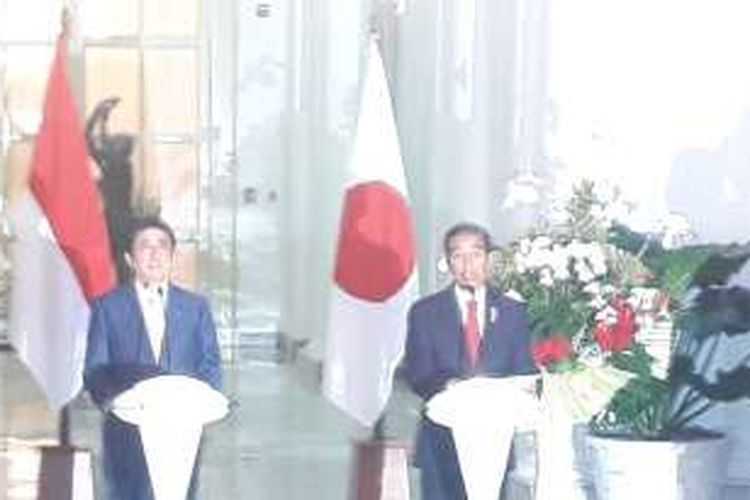 Suasana joint press statement Presiden Joko Widodo dan Perdana Menteri Jepang Shinzo Abe di Istana Bogor, Jawa Barat, Minggu (15/1/2017).
