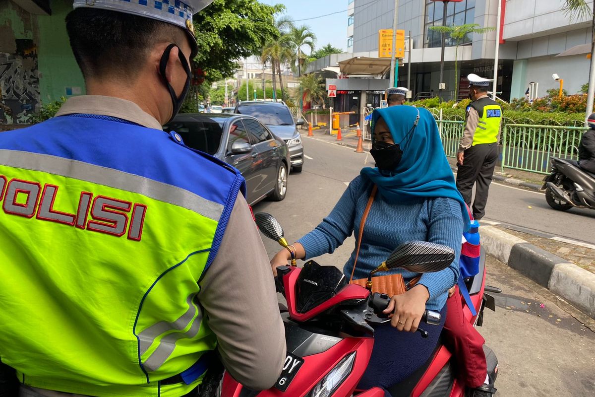 Pengendara sepeda motor di Jalan S Parman, Jakarta Barat yang tidak menggunakan helm diberhentikan polisi dalam Operasi Zebra Jaya, Selasa (4/10/2022).  