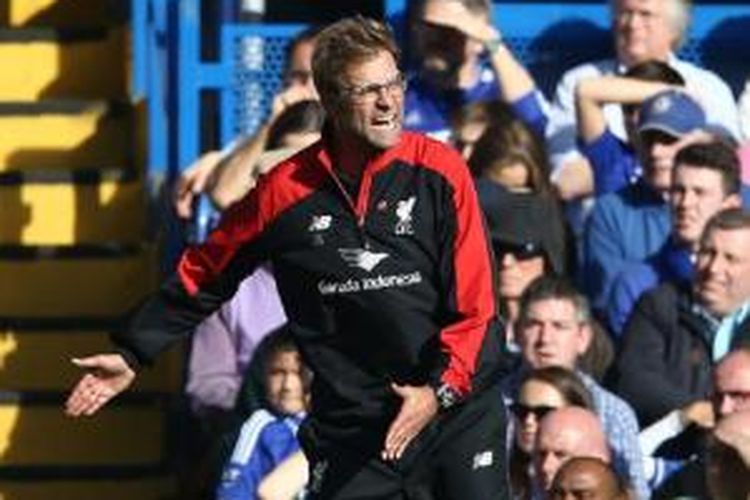 Manajer Liverpool, Juergen Klopp, saat mendampingi timnya menghadapi Chelsea pada lanjutan Premier League di Stadion Stamford Bridge, Sabtu (31/10/2015).