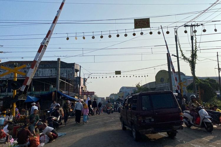 Suasana di perlintasan sebidang Pasar Rangkasbitung yang akan ditutup akan ditutup 31 Juli 2023 mendatang.