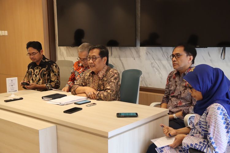 Para pimpinan di lingkungan UT, FEB, dan FHISIP menghadiri online visit secara bersama-sama dari Ruang Sidang Sinabung Gedung Prof Setijadi Lantai II pada Senin (16/10/2023).
