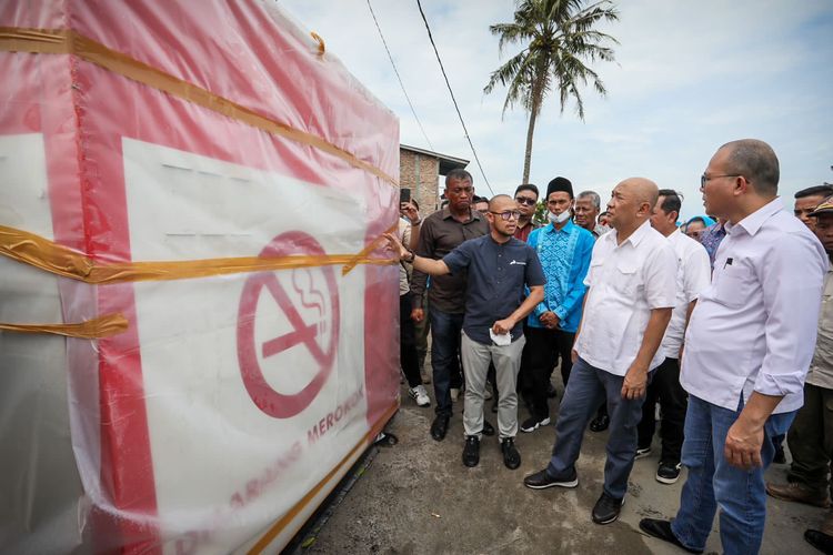 Menteri Koperasi dan UKM (MenKopUKM) Teten Masduki meninjau lokasi pilot project program Solusi Nelayan  di Pantai Labu, Deli Serdang, Sumatra Utara pada Jumat (2/12/2022). 