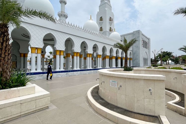 Eksterior Masjid Raya Sheikh Zayed, Gilingan, Kecamatan Banjarsari, Kota Solo, Selasa (28/2/2023). Masjid yang merupakan hibah dari Putra Mahkota UEA Sheikh Mohammed bin Zayed Al Nahyan ini, sudah diresmikan dan dibuka untuk umum.