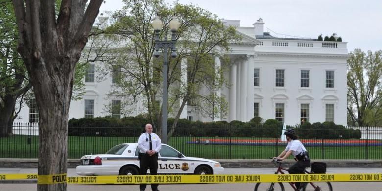 Polisi berjaga di area di depan Gedung Putih di Washington DC, AS, Senin (15/4/2013), tak lama setelah bom meledak di garis finish Boston Marathon, Boston, Massachusetts. Peristiwa itu menewaskan tiga orang dan melukai lebih dari 100 orang. 
